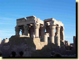 Temple de Kom Ombo, ddi  deux divinits Sobek et Horus.